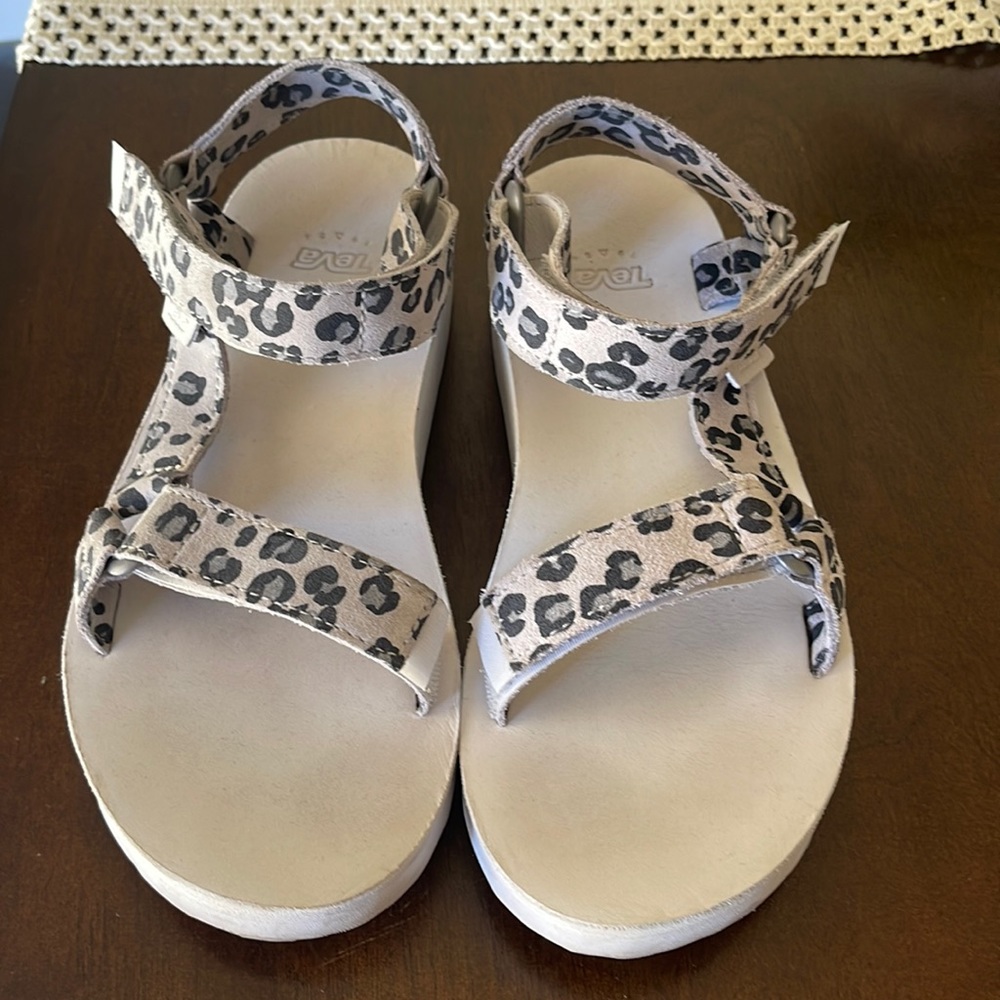 Size 7 white/blue leopard platform Teva sandals